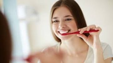 ما هو أفضل وقت لغسل الأسنان: قبل الإفطار أم بعده؟