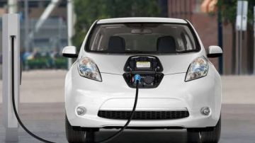 مفاجأة بشأن السيارات الكهربائية.. رئيس الشعبة يوضح