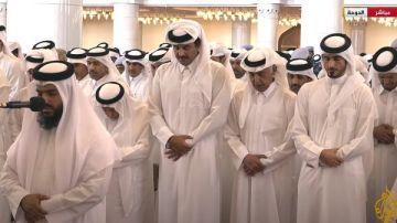 أمير قطر يتقدم مراسم تشييع ضحايا الهجوم الإسرائيلي على الدوحة شاهد أمير قطر يتقدم مراسم تشييع ضحايا الهجوم الإسرائيلي على الدوحة شاهد
