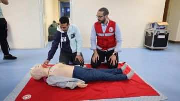 الهلال الأحمر يعقد دورتين تدريبيتين بمجالي الإسعافات الأولية لموظفي الهيئة الألمانية للتبادل العلمي الهلال الأحمر يعقد دورتين تدريبيتين بمجالي الإسعافات الأولية لموظفي الهيئة الألمانية للتبادل العلمي