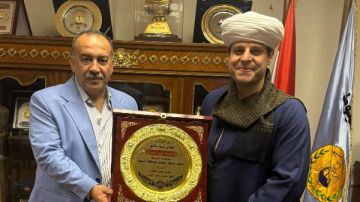 محمود التهامي يهدي محافظ أسيوط درع مؤسسة بيت الإنشاد