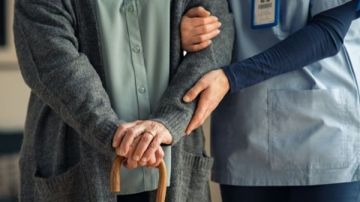 هل إيداع الأم المريضة بالزهايمر في مصحة نفسية يعد من العقوق.. الإفتاء تجيب هل إيداع الأم المريضة بالزهايمر في مصحة نفسية يعد من العقوق.. الإفتاء تجيب