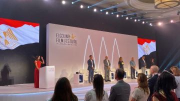 تكريم منة شلبي بجائزة الإنجاز الإبداعي في الدورة الثامنة من مهرجان الجونة السينمائي