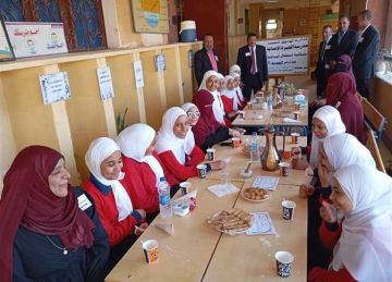 احتفالا بـ العام الدراسي الجديد.. مدرسة بـ الوادي الجديد تستقبل طلابها بالحلويات