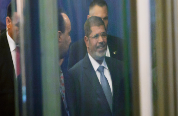 مصر.. ساويرس يثير الجدل مجددا بتدوينة عن ديموقراطية الإخوان