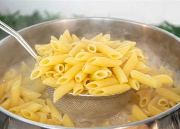  من غير نقطة زيت .. حيل سحرية تمنع التصاق المكرونة أثناء السلق