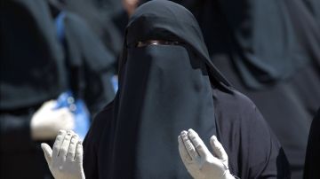 الإفتاء: النقاب ليس فرضا ولا يجوز اتهام من يرفضه بأنه يعارض طاعة الله