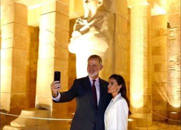 بـ سيلفي مع قرينته.. ملك إسبانيا في جولة سياحية بمعبد الملكة حتشبسوت بالأقصر (صور)