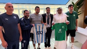 تبادل الهدايا التذكارية بين بيراميدز وأهلى جدة