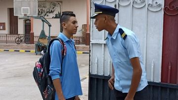 هجيبك.. فيديوهات متداولة للشرطة المدرسية تثير غضب السوشيال ميديا