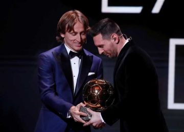 قائمة الفائزين بجائزة الكرة الذهبية عبر التاريخ قبل حفل البالون دور 2025 قائمة الفائزين بجائزة الكرة الذهبية عبر التاريخ قبل حفل البالون دور 2025