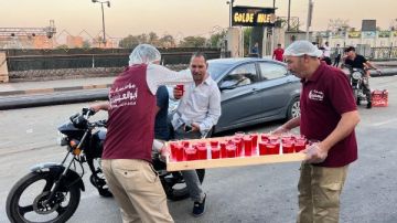 مؤسسة أبو العينين تحتفل بالمولد النبوي بتوزيع المشروبات والحلوى على المارة صور مؤسسة أبو العينين تحتفل بالمولد النبوي بتوزيع المشروبات والحلوى على المارة صور