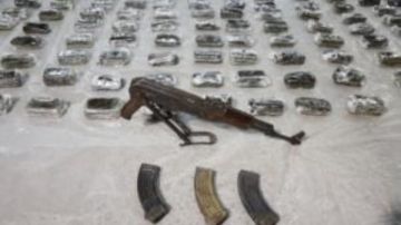 مخزن سرى بصحراء السويس.. الداخلية تضبط شحنة مخدرات بـ220 مليون جنيه