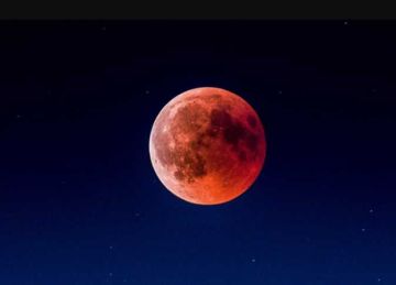يجلب الحظ السيئ ويضر الحوامل.. 5 خرافات شائعة عن خسوف القمر الدموي مع حدوثه اليوم