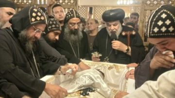 بحضور خمسة من الأساقفة.. صلاة جناز الراهب القمص أشعياء الأنطوني