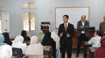 رئيس جامعة بنها يتفقد الدراسة بكلية الآداب ويشيد بتجهيزات استقبال العام الدراسي الجديد