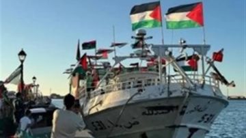 طائرات مسيرة تحلق فوق سفينة بأسطول الصمود