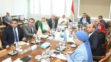 وزير الإسكان يتابع اشتراطات وضوابط ومعايير الإعلانات على الطرق والمحاور