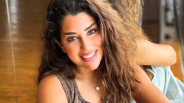 كلهم بيحبوا مودي.. أيتن عامر تروج لمسلسلها مع ياسر جلال