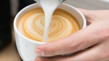 ماذا يحدث لجسمك عند تناول القهوة باللبن؟ .. اعرف الفوائد والأضرار