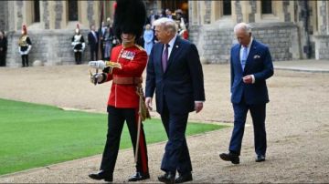 موقف غريب أثار الجدل.. ماذا فعل ترامب خلال زيارته لبريطانيا؟