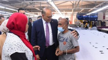 وزير العمل يختتم جولته في السويس بزيارة شركة لصناعة الملابس الجاهزة