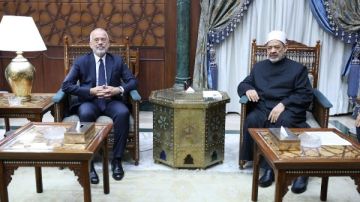 الإمام الأكبر يستقبل السفير اليوناني ويؤكد استعداد الأزهر لافتتاح مركز لتعليم اللغة العربية الإمام الأكبر يستقبل السفير اليوناني ويؤكد استعداد الأزهر لافتتاح مركز لتعليم اللغة العربية