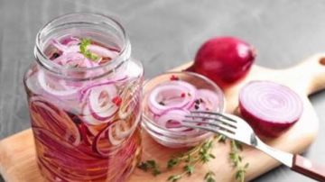سر المذاق المميز .. طريقة عمل مخلل البصل الشرائح في البيت وفوائده الصحية