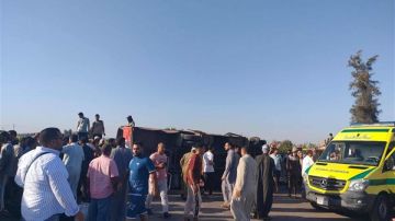 عاجل مصرع شخصين وإصابة 41.. تفاصيل حادث انقلاب أتوبيس على الصحراوي الشرقي بالأقصر