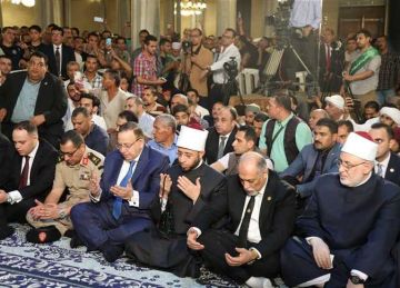 وزير الأوقاف يشهد احتفال الطرق الصوفية بالمولد النبوي الشريف بمسجد الحسين (صور) وزير الأوقاف يشهد احتفال الطرق الصوفية بالمولد النبوي الشريف بمسجد الحسين (صور)