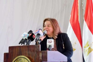 وزير الإسكان يسلم عددا من عقود وحدات المبادرة الرئاسية سكن لكل المصريين بمدينة العبور الجديدة