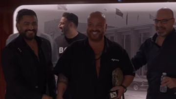 تامر حسني يصل البحرين استعدادا لحفل الليلة