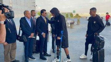 شاهد.. وزير الرياضة يستقبل بعثة منتخب الكرة لدى عودتها من بوركينا فاسو