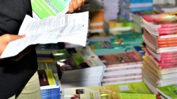 أزمة كتب المدارس التجريبية.. أولياء أمور: طالبونا بشرائها من الخارج أو تصويرها