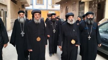 الأنبا رافائيل يلتقي كهنة وشعب إسنا وأرمنت بكلمات روحية عن الإيمان والشهداء صور