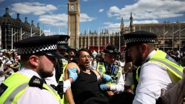 بريطانيا: اعتقال 12 من أنصار فلسطين أكشن خلال مظاهرة أمام البرلمان