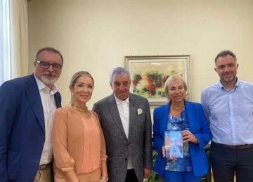 تكريما لمسيرته العلمية.. تسليم زاهي حواس مفتاح لاتينا الإيطالية