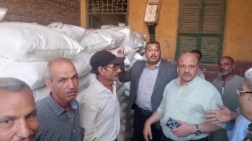 رئيس الإدارة المركزية للتعاون الزراعي يتابع صرف الأسمدة في جمعيات أسيوط