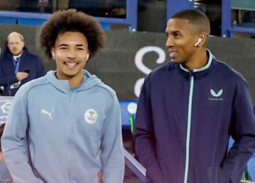 آشلي يانج ونجله تيلر يستعدان لكتابة التاريخ في إنجلترا