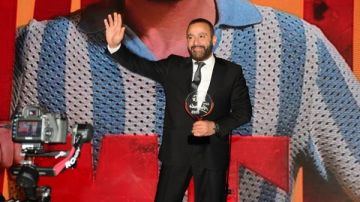 أحمد السقا يشكر أولاده ويهدي جائزة افضل ممثل سينما لـ هاني سلامة