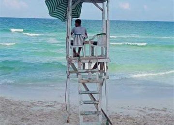 إقبال متوسط على شواطئ الإسكندرية.. والعجمي وأبو تلات ترفع الرايات الحمراء (صور)