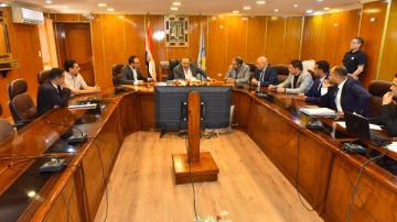 محافظ أسيوط يبحث مع شباب المبادرات تطوير جودة الخبز وتنفيذ مشروعات تدريبية