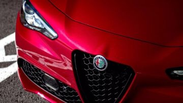 ألفا روميو تتسبب في 5 حوادث خطيرة.. تتوقف فجأة أثناء القيادة