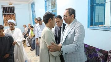 توفى أثناء حملة إزالة.. محافظ قنا يقدم العزاء في شهيد عمل بالمراشدة