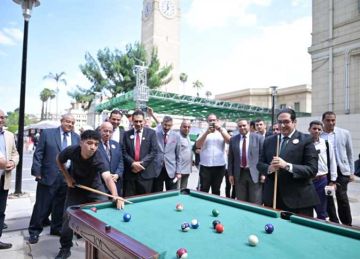 رئيس جامعة القاهرة يفتتح العام الدراسي بتحية العلم وتفقد معارض الأنشطة الطلابية
