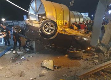 طارت من شدة سرعتها.. انقلاب سيارة ملاكي وتحطم واجهة مطعم في حادث بالإسكندرية