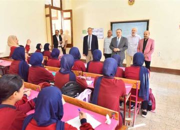 محافظ أسيوط يتفقد المدارس في أول أيام العام الدراسي الجديد