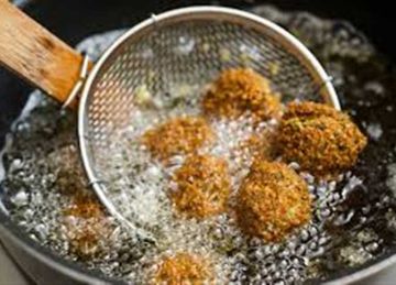 منها رشة ملح .. 5 حيل لمنع تطاير الزيت أثناء القلي للحفاظ على مطبخك لامعا