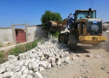 إزالة التعديات على الأراضي الزراعية وأملاك الدولة بأرمنت غرب الأقصر