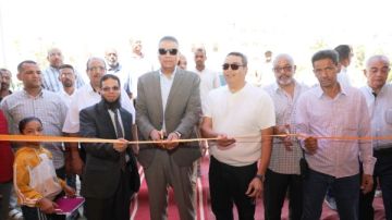 بتخفيضات 30 .. محافظ أسوان يفتتح معرض أهلا مدارس بحديقة الشجرة شاهد